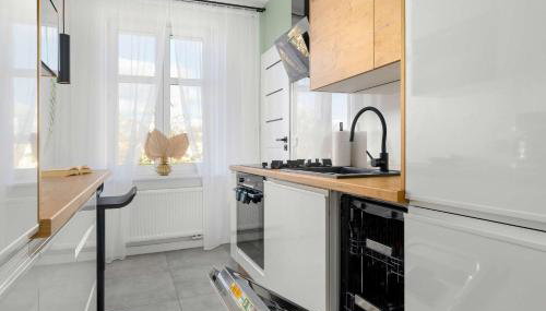 Yellow Apartment in Poznań with Air Conditioning and Desk for Remote Work by Noclegi Renters - Foto 3, stove