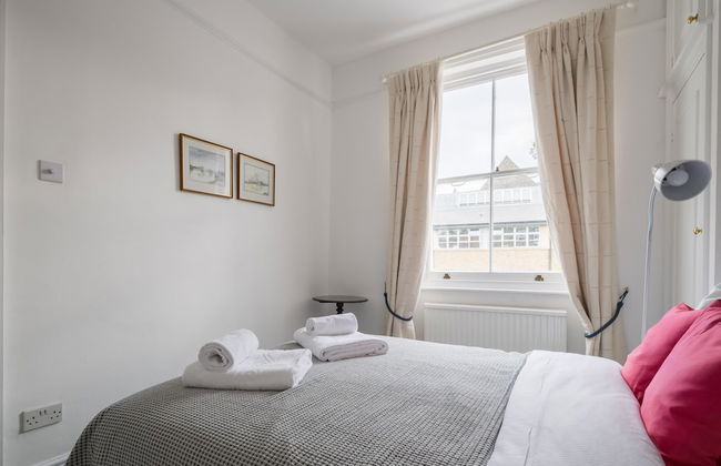 At Home in Chelsea - Photo 2