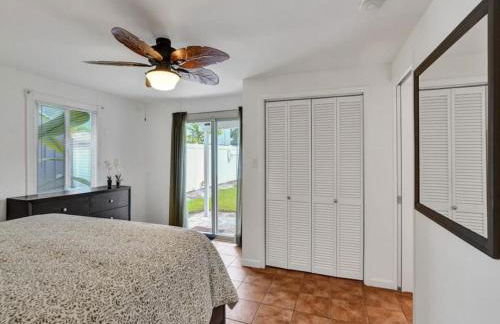 3 min. walk to Wilton Drive, pool and huge yard - Photo 14