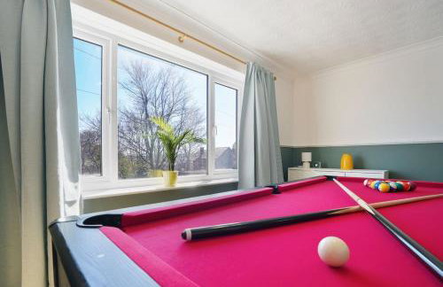 Stupton House, Large 3 Bed House that Sleeps 8 with Full Size Pool Table & FREE Parking - Hosted by Stay Host Save - Foto 4