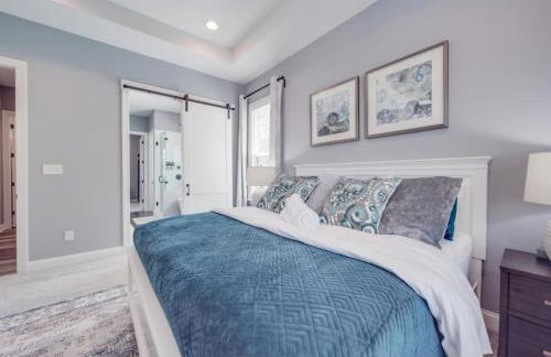 5BR Farmhouse Lake Retreat Pool Hot Tub Theater - Foto 40