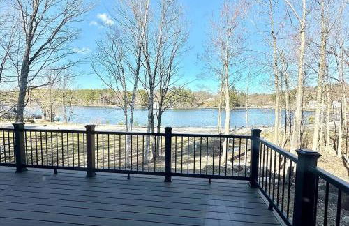 Luxe Modern Lakefront Oasis - Hot Tub, Sunset Views, Pet & Family Friendly! Close to UMF! - Foto 62