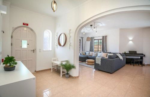 Host Wise - Sunny Spacious House - Terrace & Free Parking - Foto 9