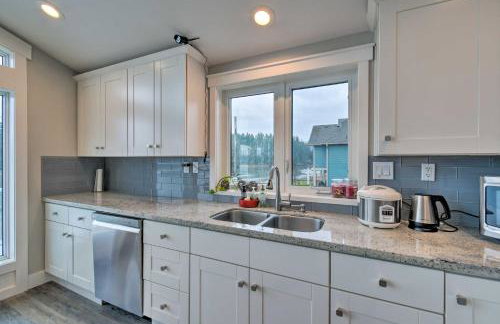 Scenic & Spacious Getaway on North Bay w/ Deck! - Foto 9