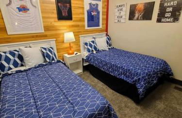 King Bed In Main Floor - Downtown Vacation Rental - Foto 15