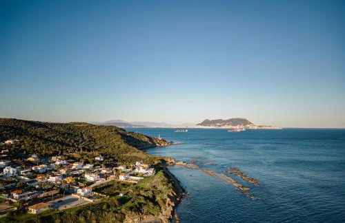 Recién renovada! Exclusiva villa de madera con piscina y vistas al mar - Foto 40
