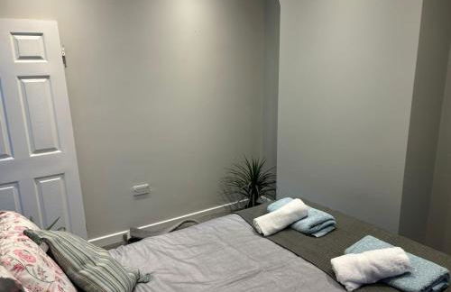 3 Bedroom home, with 4 beds, parking, walk to station & town centre families and business visitors welcome - Foto 33