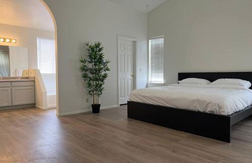 Extended Stay 3 or 4 Beds Cozy Smart Home Living - Photo 3