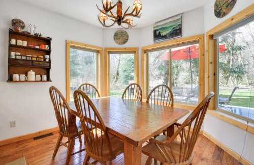 Peaceful Rhododendron Cabin with Fire Pit and Hot Tub! - Foto 11