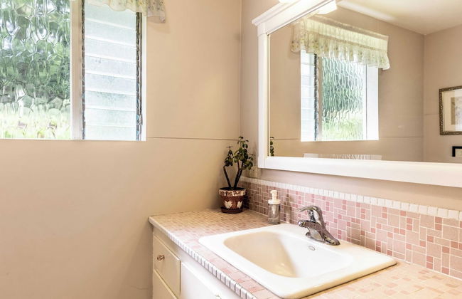 Private Beach Access + Water Views! Sleeps 18, Historic 6bdr Farmhouse w/ Deck - Foto 31