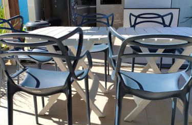 ESPAÇO PÉROLA GUANABARA, 70 Metros do Mar, 4 Suítes independentes COM AR, Área Gourmet Integrada com Piscina,Churrasqueira, 900 Metros de CASTELHANOS, ideal para FAMÍLIAS E AMIGOS - Foto 2