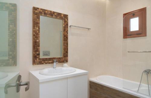 Jasmine Villa, with Heated Pool & Curated Design, By ThinkVilla - Foto 42