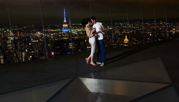 Disfrutando de las vistas nocturnas de Nueva York