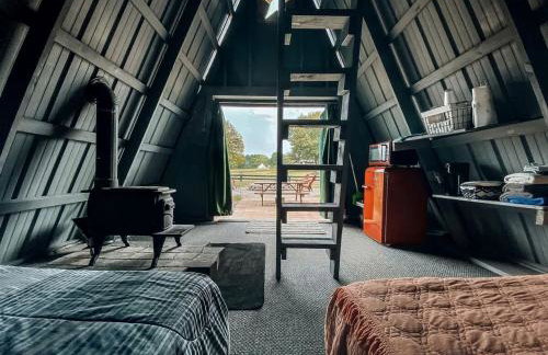 Rustic A-Frame Glamper near Nashville with Memory Foam Beds, Fire Pit & Country Breakfast - Foto 5