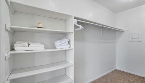 Apt Major Hospitals and A&M U - Foto 3, towels, wardrobe