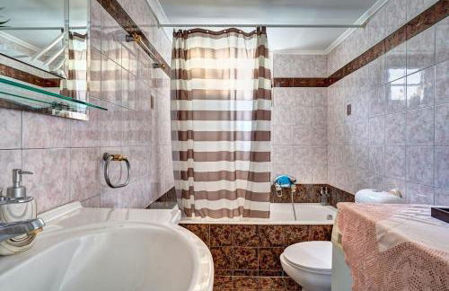 Chrysanthi Luxury Villa In Salakos, with Pool & Jacuzzi, Near Beach - Foto 34