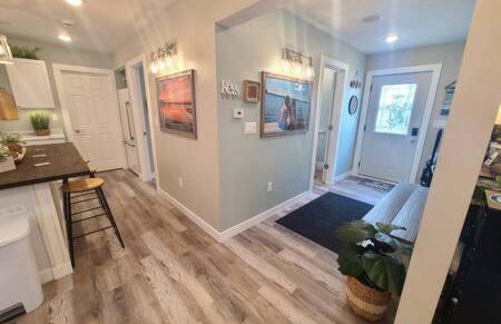 Stunning Lake Home w arcade and huge deck - Foto 32