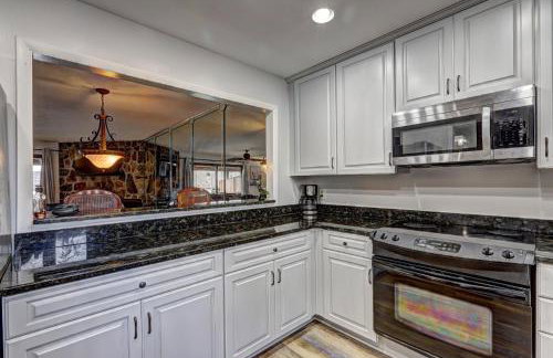 Lakefront Stillwaters Villa with Deck and Private Dock - Foto 18