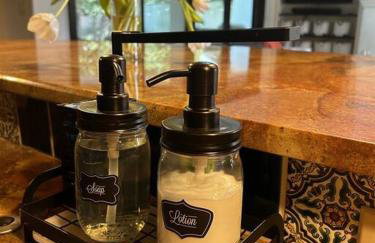 Stunning Spanish-Style Retreat with Pool Sleeps 28 - Foto 19