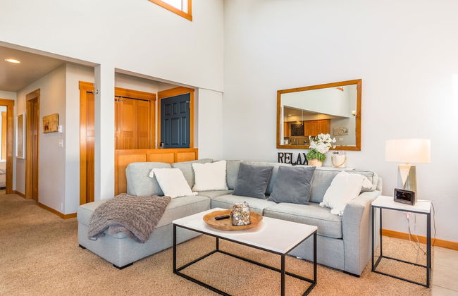 Coastal Chic Beach Condo by Avantstay Balcony - Photo 16