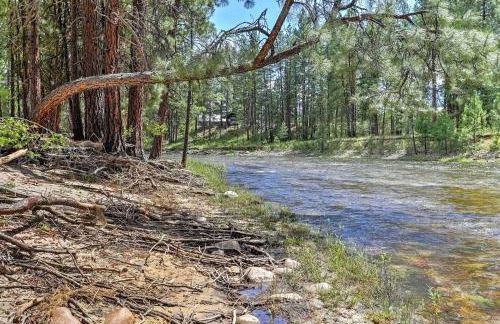 Romantic Riverfront Cottage - 1 Mile to Winthrop! - Foto 26