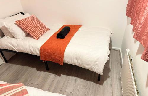 Spacious Luton Airport Accommodation - Perfect for Contractors, Families, Tourists & Long Stays - Foto 53