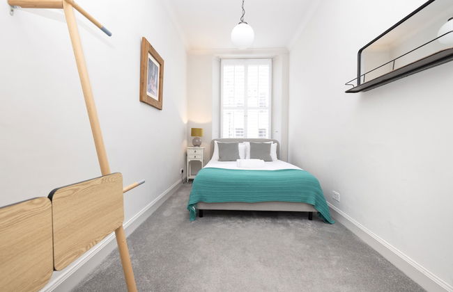 JOIVY Iconic Cockburn Street 4 Bedroom Apartment: Heart of Old Town - Foto 39