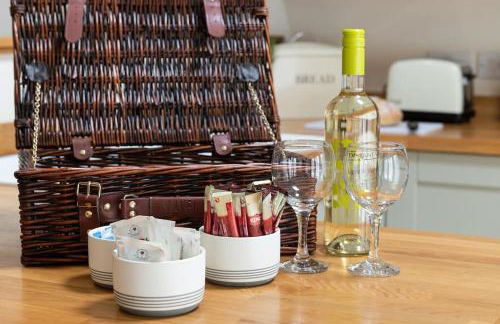 CRUCK BARN - Beautiful Renovated Barn within the Countryside - Photo 31