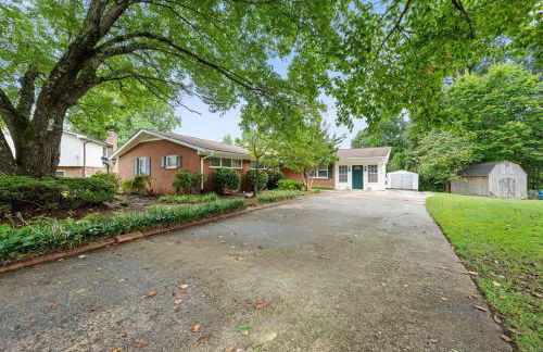 Stunning Lake views with King beds for HPU, Furniture Market, Greensboro, Winston - Photo 32