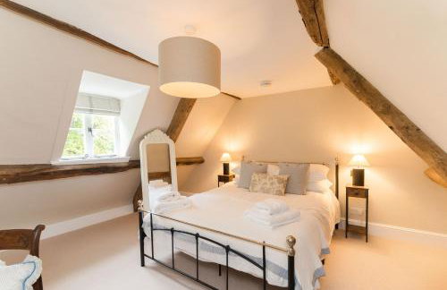 Charming Cotswold Cottage on Church Green, Witney - Photo 4