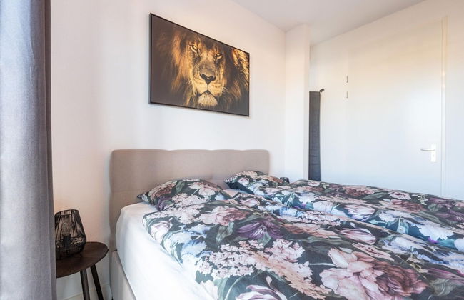 Cozy Villa With Lakeside Views - Photo 12