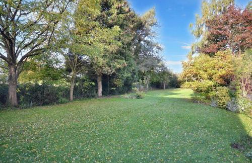 Spacious Cotswolds House Garden with Hot Tub - Foto 29