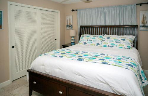 Charming Beach House w/Private Pool Paradise~WALK TO BEACH - Foto 11