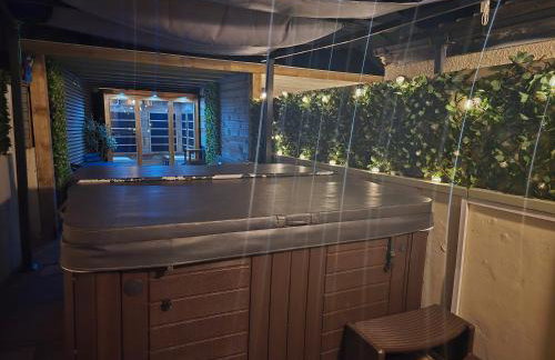 Morecambe Bay Cottage- Hot Tub/ Jacuzzi/sauna - Photo 17