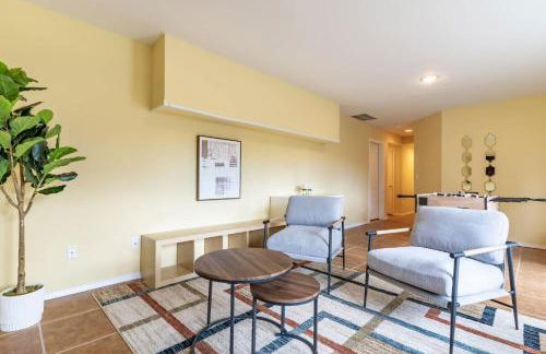 Spacious & Serene 6-Br Family Retreat in Kirkland - Photo 8