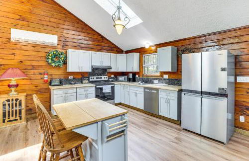 Long Pond Log Cabin with Hot Tub Soaks and Outdoor Fun - Foto 3