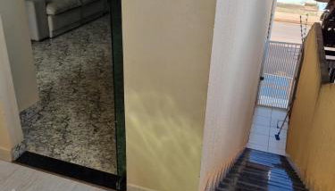 Casa espaçosa, Mobiliada e bem localizada - Foto 3