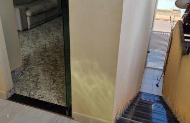 Casa espaçosa, Mobiliada e bem localizada - Foto 3