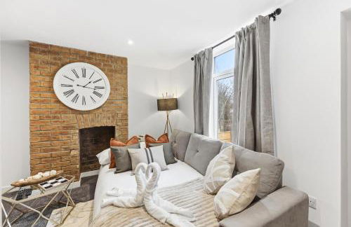 Stylish Duplex Apartment - Excellent Location - Free Parking, Virgin TV, Fast Wifi and Self-Check-In by Yoko Property - Photo 16