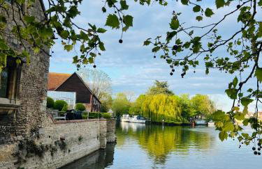 Modern and Cozy Retreat in Abingdon - Oxford- Sleeps 4 in a Quiet Location - Photo 4
