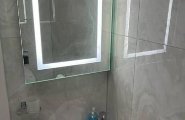 En-suite Double Room - Private Entrance & Free Parking - Foto 13