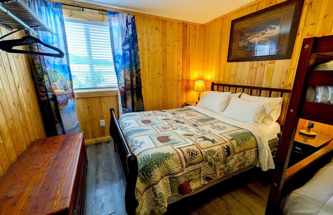 Yellowstone's Treasure Cabins - Photo 10