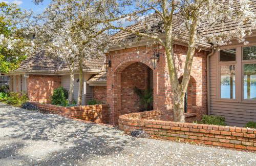 Stunning Waterfront Mansion with Pool and Hottub - Foto 40