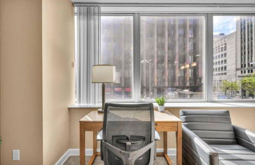 Modern High-Rise Condo in Central Downtown | Gym - Foto 3