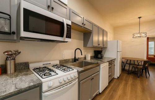 Soulard King Loft near Anheuser-Busch Brewery - Photo 9