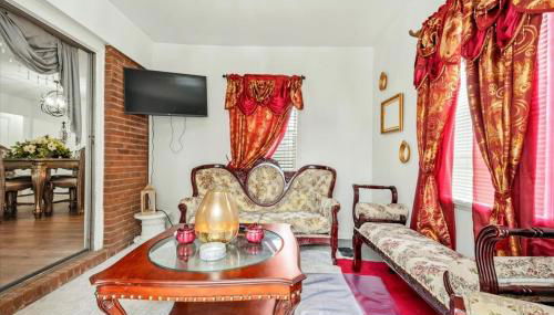 Spacious Backyard • Alfresco Dining • Pet Friendly - Photo 3