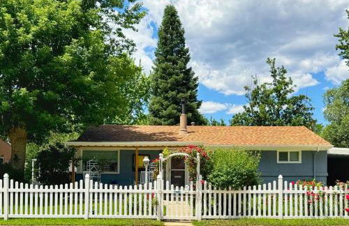 Family Perfect 4BR Home with Hot Tub, Pool Table, Fenced Yard, Cozy Fireplace, Mountain Views, Walkable Neighborhood, Near Parks, Dining, and Adventure - Foto 35