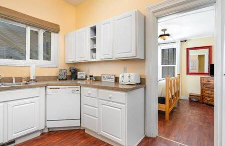 Downstairs 2 Bedroom Apt- Pet Friendly- walking distance to beach & shops - Foto 5