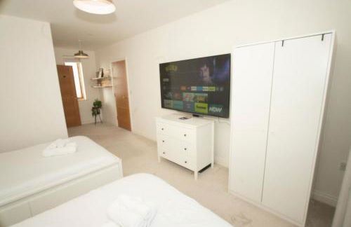 Spacious 4BR 4BA gated townhouse with balconies, Central JQ - Foto 16