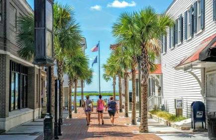 Gritz & Giggles, Where Southern Charm Meets Belly Laughs - Foto 10